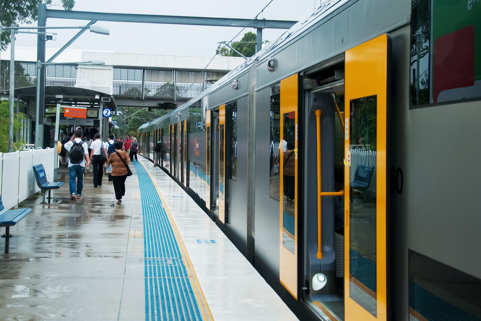 Milsons Point train station