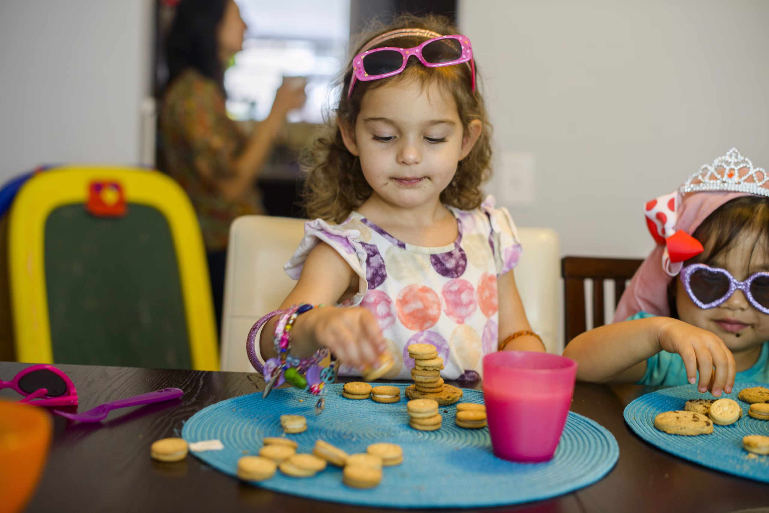 Children sharing party food together